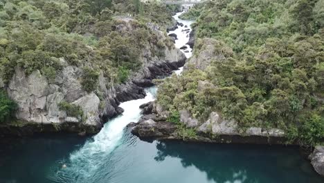 opening of the hydroelectric dam, causing the flooding of the waikato river near taupo, new zelaland