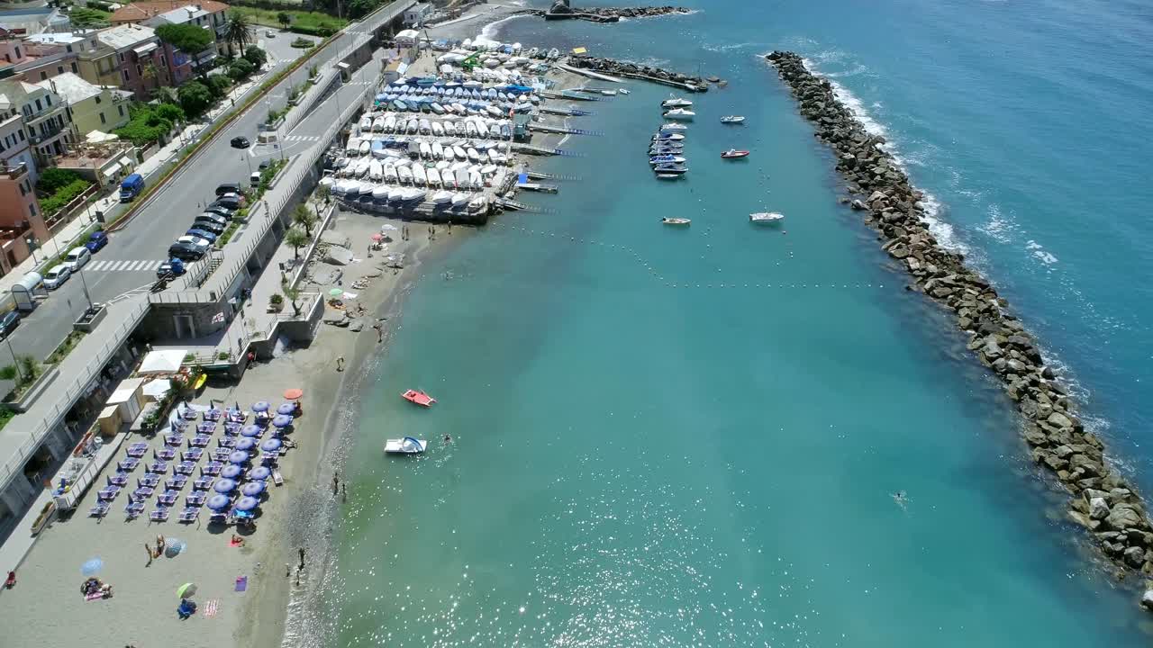 항구 4k에 정박한 보트