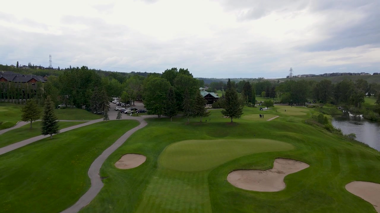 Drohne fliegt zu einem Golfclubhaus in Calgary