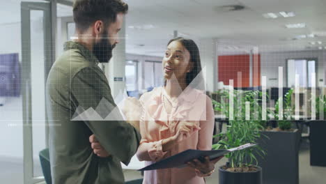 animación del procesamiento de datos financieros sobre diversas personas de negocios en la oficina