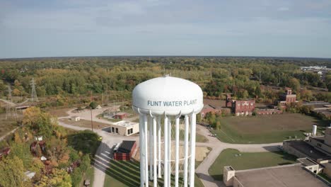 pedernal, torre de agua de michigan con video de drones de cerca y sacando