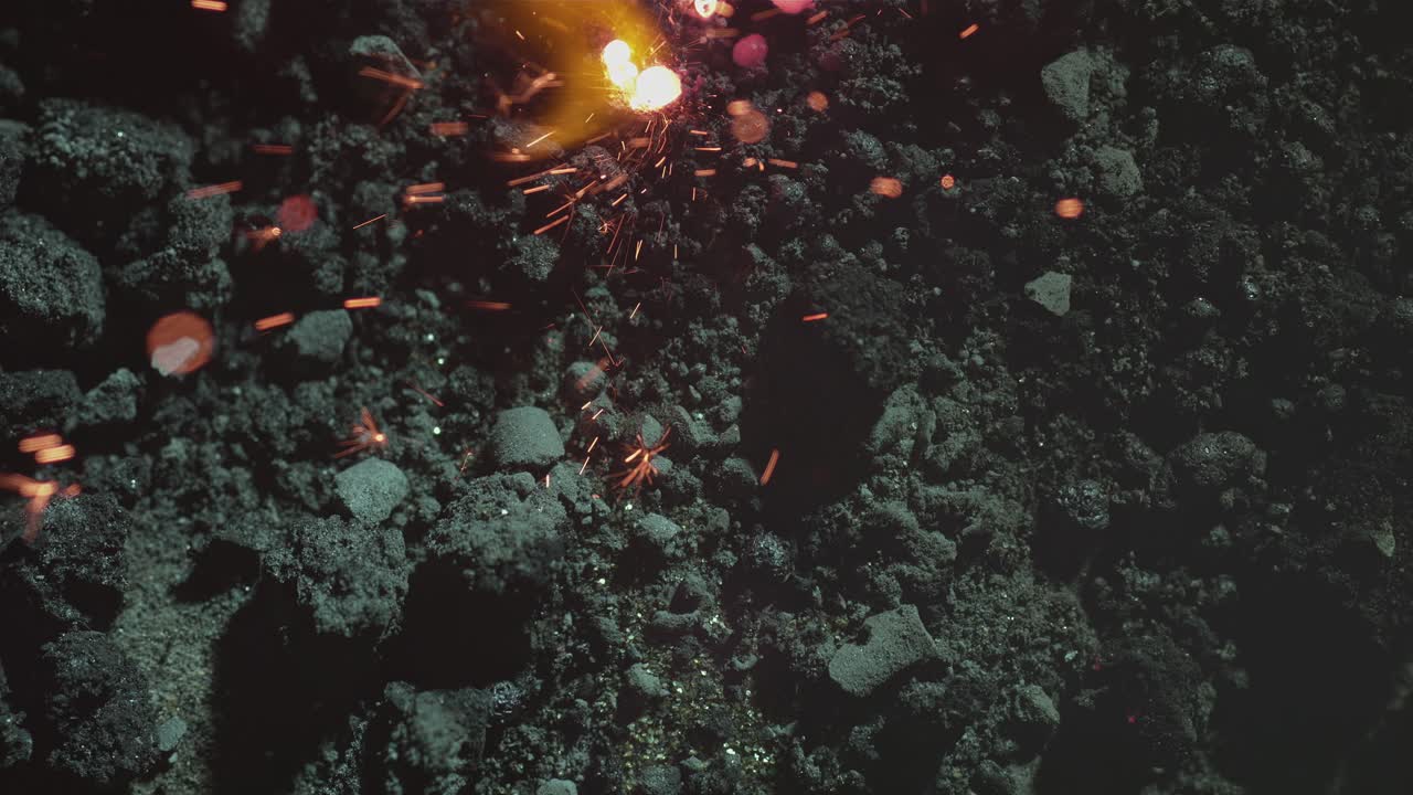 pólvora quemándose en el suelo mientras el viento sopla chispas