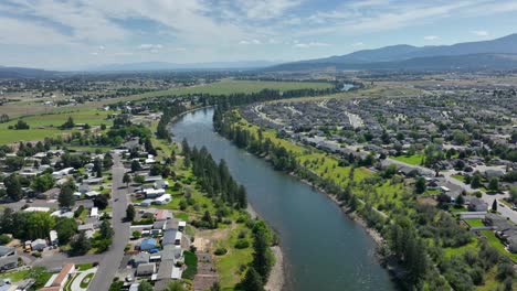 Weite-Luftaufnahme-Des-Spokane-Tals-Mit-Dem-Spokane-Fluss,-Der-Mitten-Durch-Das-Spokane-Tal-Verläuft