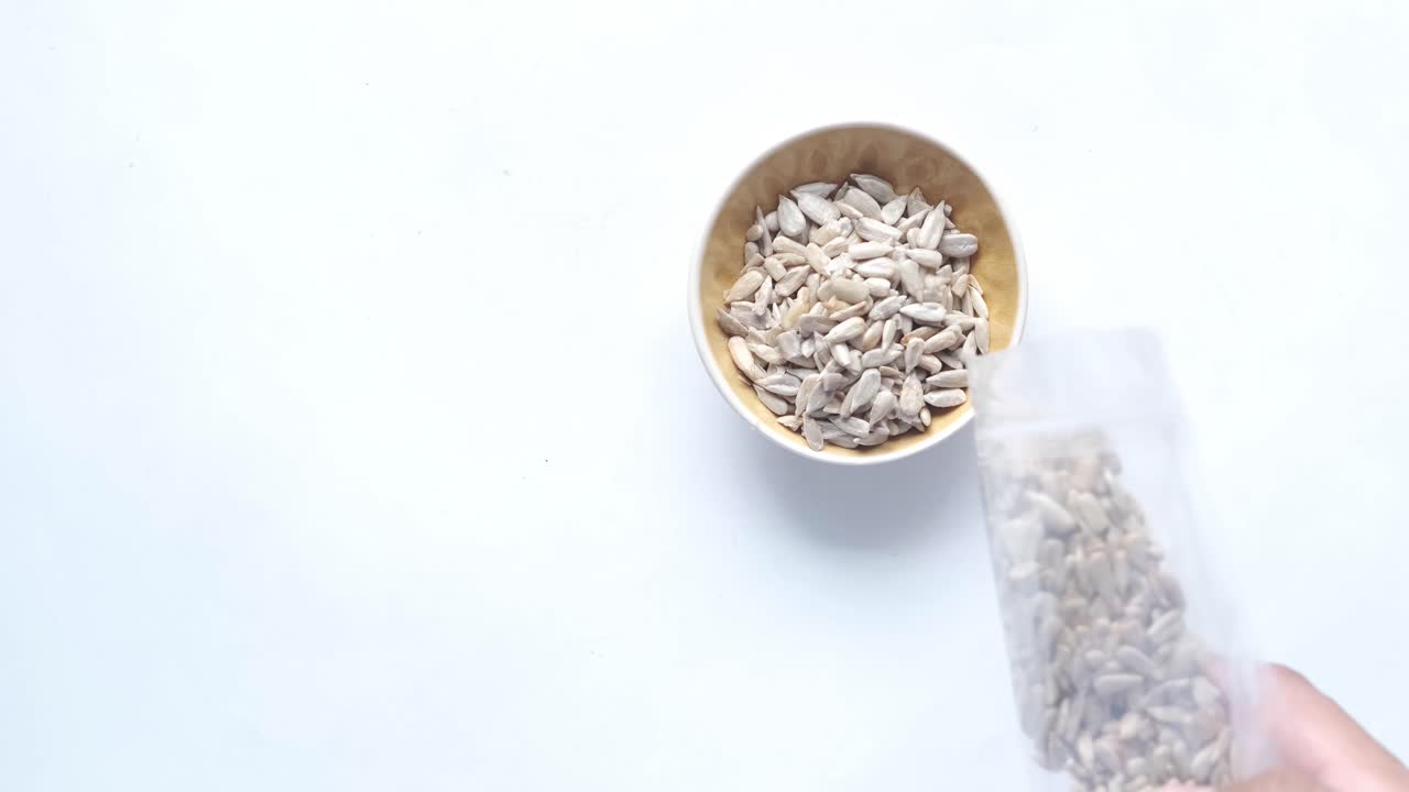 태양꽃 씨 을 그 에 부어 넣는 것