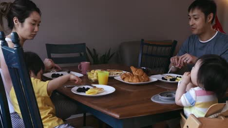 Familia-Disfrutando-Del-Tiempo-Relajándose-Juntos-En-Casa