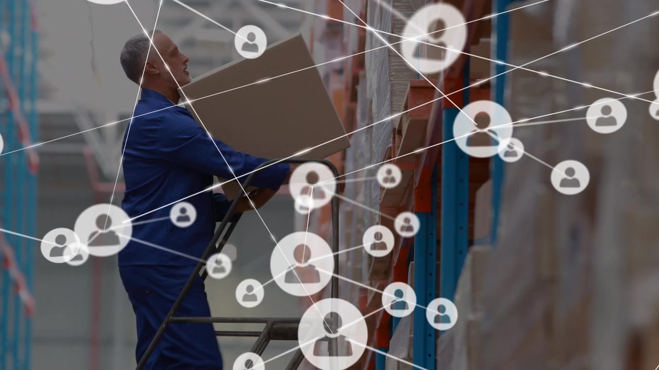 Animazione di rete di connessioni su lavoratore maschio caucasico in magazzino