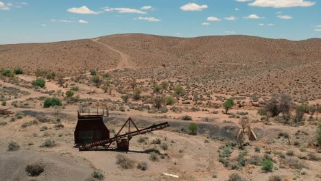 Lange-Ungenutzte-Maschinen-Auf-Einem-Verlassenen-Minengelände-In-Der-Nähe-Von-Silverton-Im-Australischen-Outback