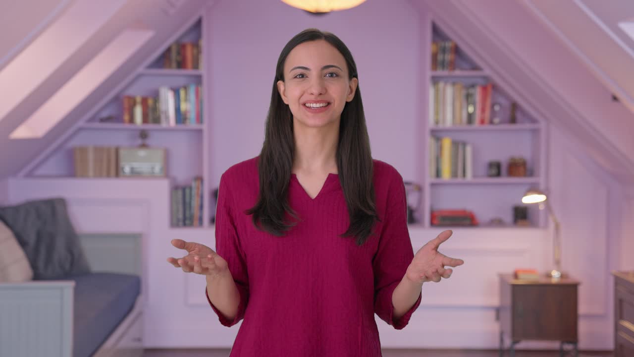 mujer india feliz hablando con la cámara