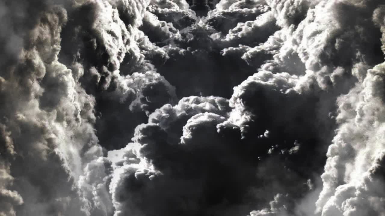 увеличение. кучево-дождевые облака движутся с грозами