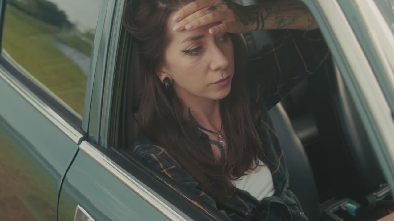 женщина в старинной машине.