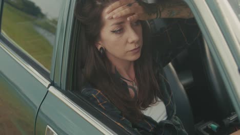 mujer en un coche de época