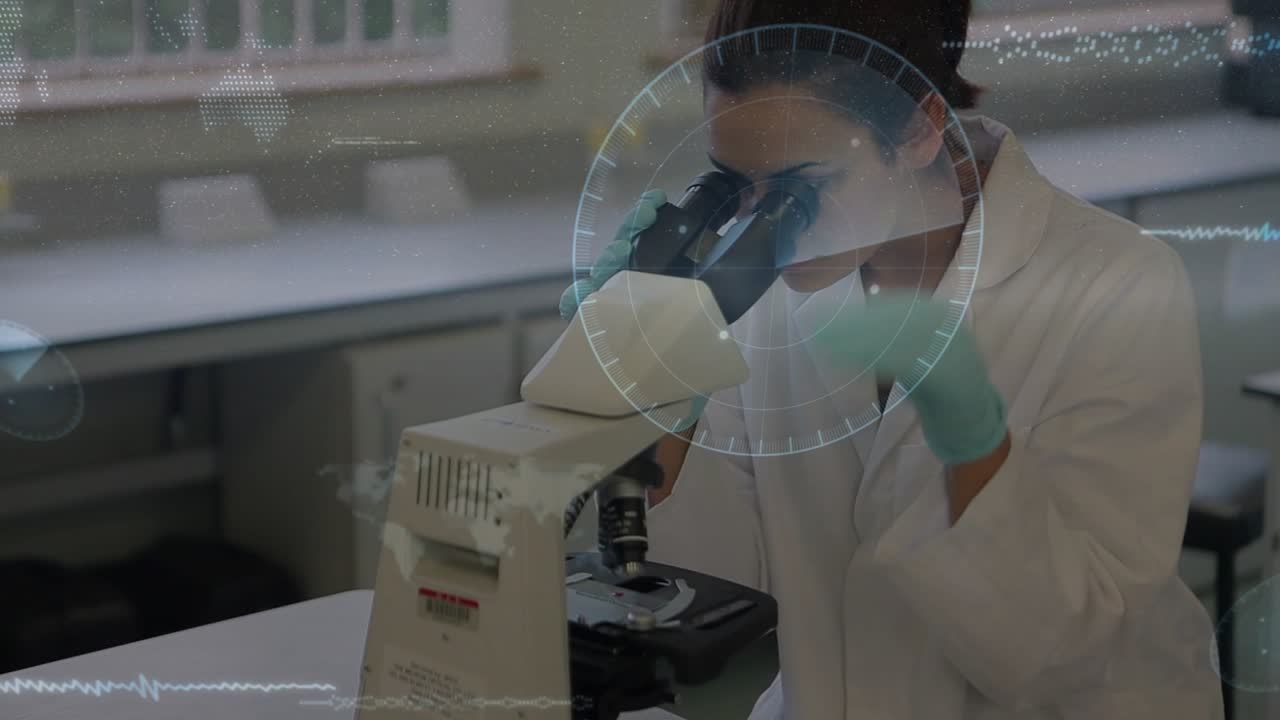 Técnico de laboratorio colocando una muestra y ajustando los mandos del microscopio, superposiciones alineándose para el análisis en el ocular.