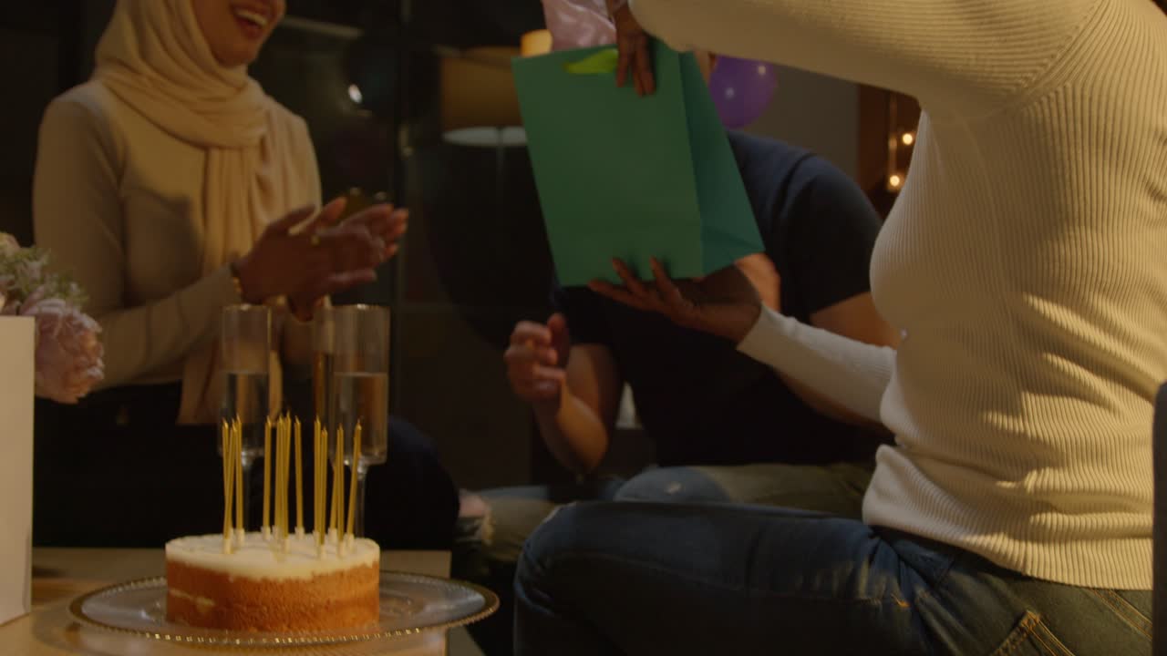 다문화 친구가 집에서 케이크와 불로 남자에게 생일 선물을 주는 파티 1