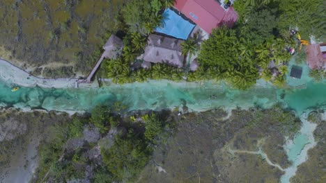 Lagunenfluss-Los-Rapidos-In-Bacalar,-Mexiko---Luftaufnahme-Einer-Beliebten-Touristenattraktion