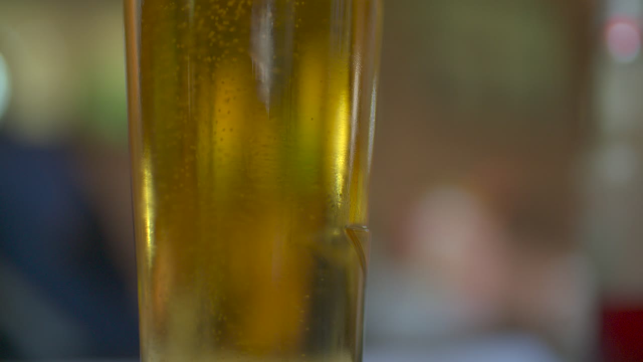 Movimento di bollicine in un bicchiere di birra fresca
