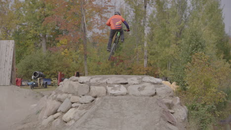 extreme sporten mountainbiken - vuil springen tricks in slow motion