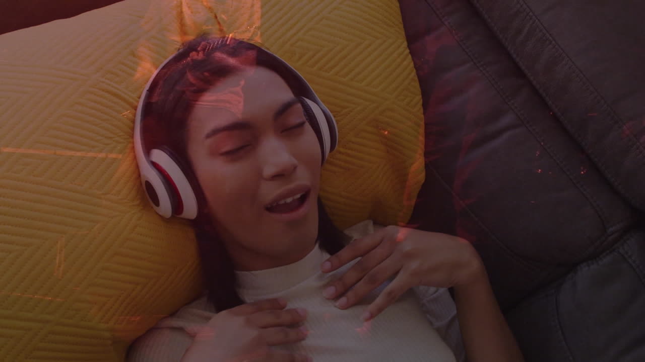 animación de un concierto de música sobre una mujer biracial escuchando música con auriculares.