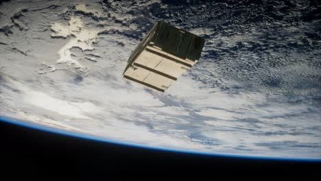 vieja caja de madera en órbita terrestre