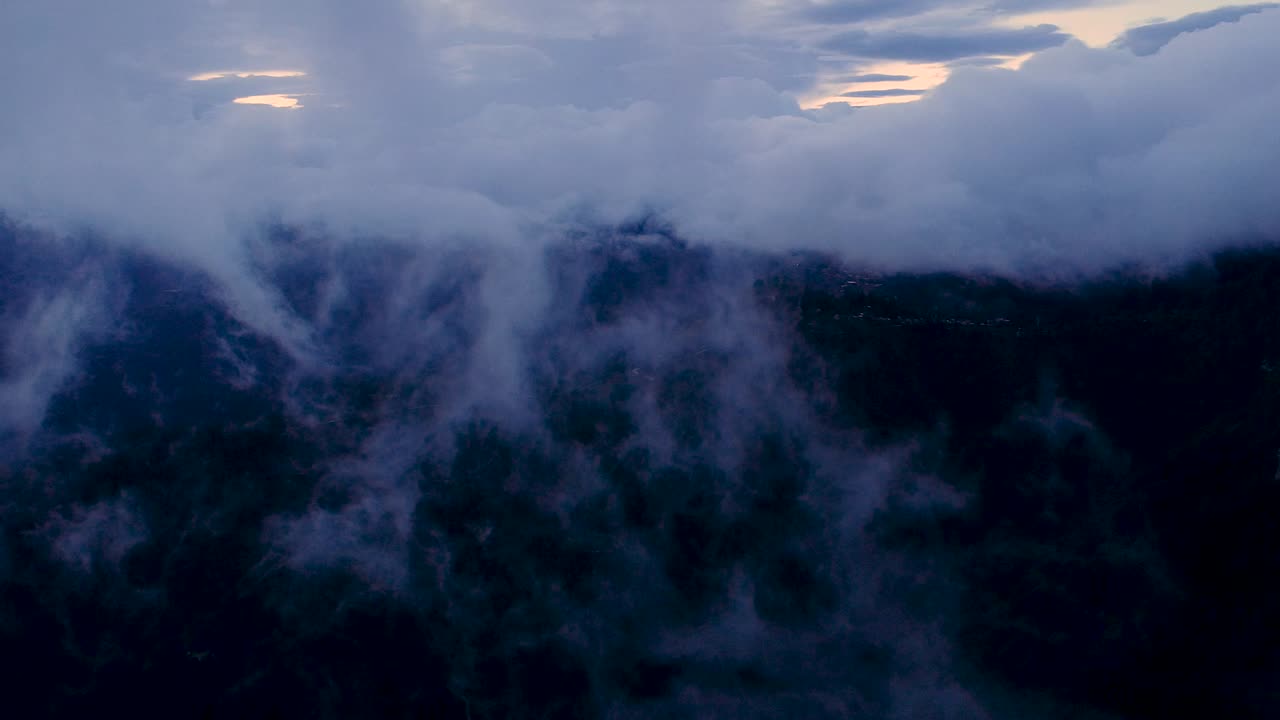 las nubes se disipan sobre la sierra al atardecer en san josé del pacífico, oaxaca