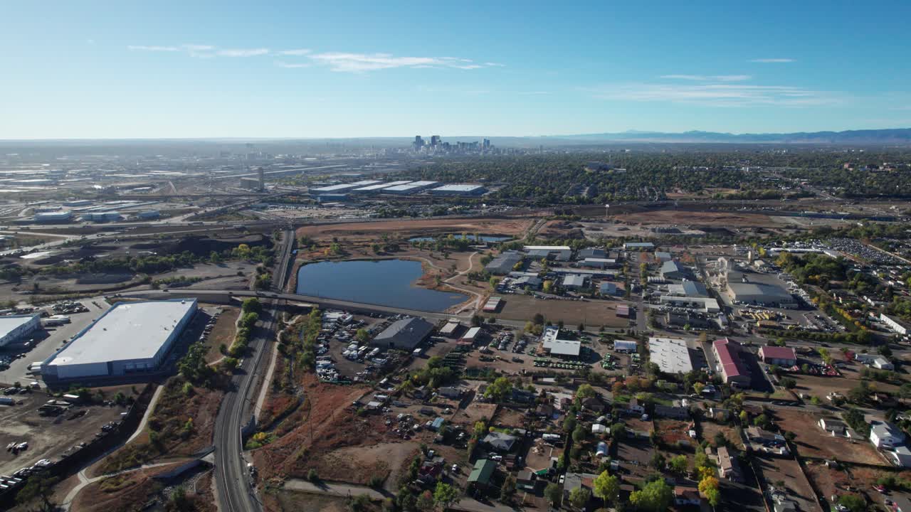 드론 은 은 날에 덴버, 코의 산업단지를 찍습니다.