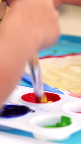 niños lindos pintando en la mesa en el aula