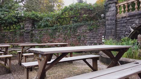 área de asientos que muestra mesas de caballete de madera listas para los invitados a la boda en un lugar de boda en dartmoor en devon, inglaterra