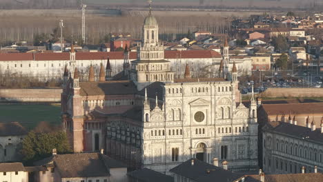 Imágenes-De-Un-Dron-Sobre-El-Monasterio-De-Certosa-Di-Pavia-En-Italia,-Pavia-Filmadas-A-30-Fps