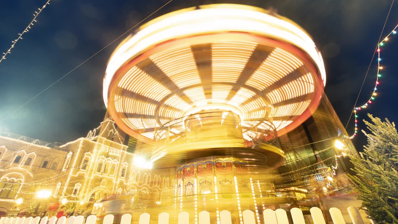 밤에는 카루셀, 놀이공원 카루셀과 아름답게 그려진 나무 말, 가족 크리스마스 축제에서 야간 카루젤, 놀이 공원에서 가족 휴가.