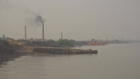 Die-Ziegelindustrie-Ist-Eine-Der-Verschiedenen-Industrien,-Die-An-Den-Ufern-Des-Ganges-Entwickelt-Wurden