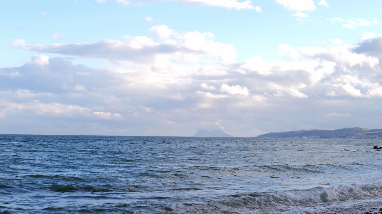 스페인의 에스테포나 해변 해안선을 따라 부서지는 바다를 바라보는 파도
