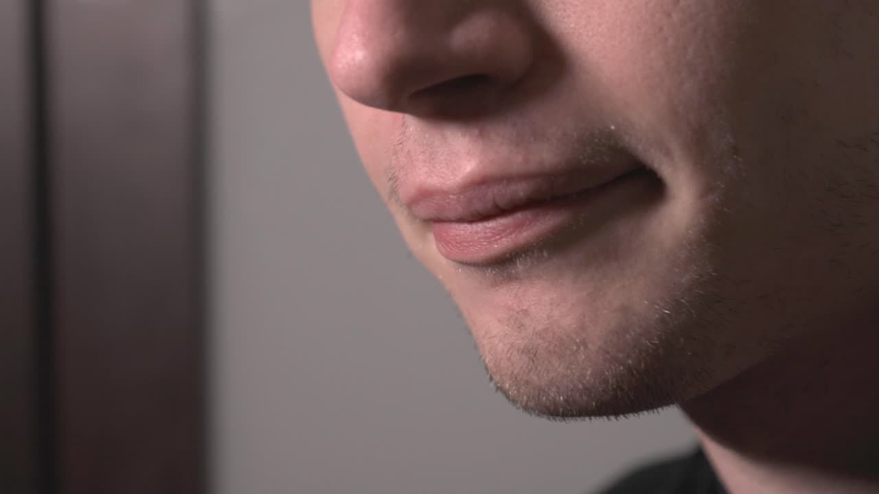 un joven mirando a la cámara mientras vapea - plano medio