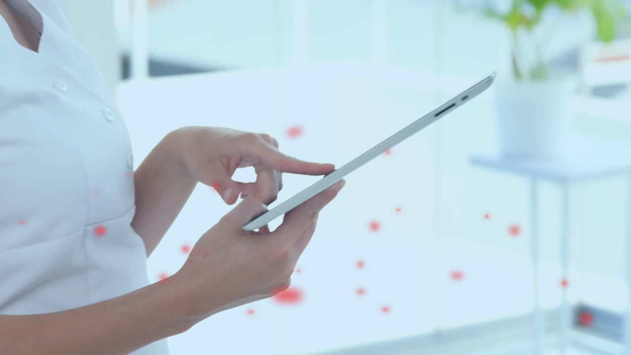 animación del patrón rojo sobre una doctora caucásica que usa una tableta