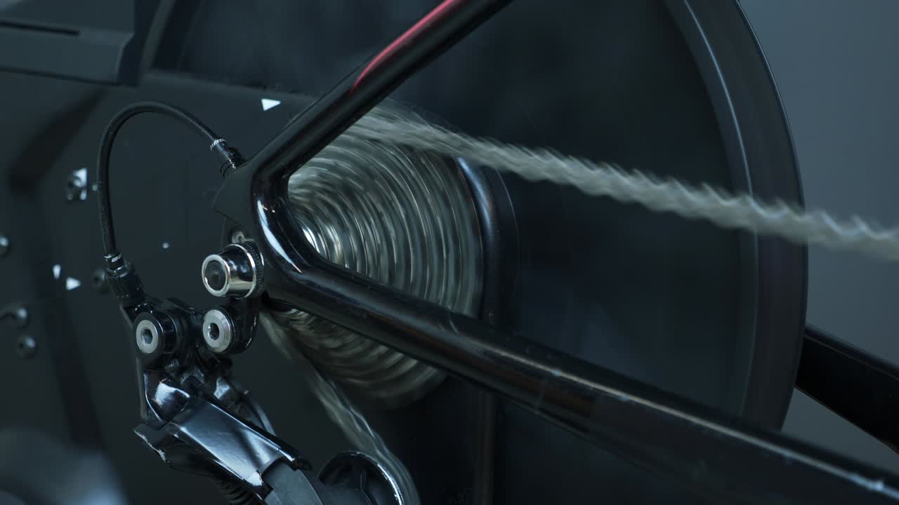 경주 자전거 및 스마트 정지 자전거 트레이너의 기어 시스템. 실내 스마트 자전거 훈련기에 다리를 페달. 체인, 체인링, 집에서 스마트 정지자전거 훈련. 자전거 개념