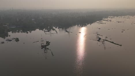 kerala viaje y turismo de fondo, hermosa escena de amanecer de kerala backwaters con pequeño barco tradicional, vista del río tropical con la luz del sol de la mañana a través de las palmeras