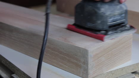 termine de lijar el relleno de madera en los estantes flotantes de madera para prepararlo para teñirlo y colgarlo en un baño remodelado