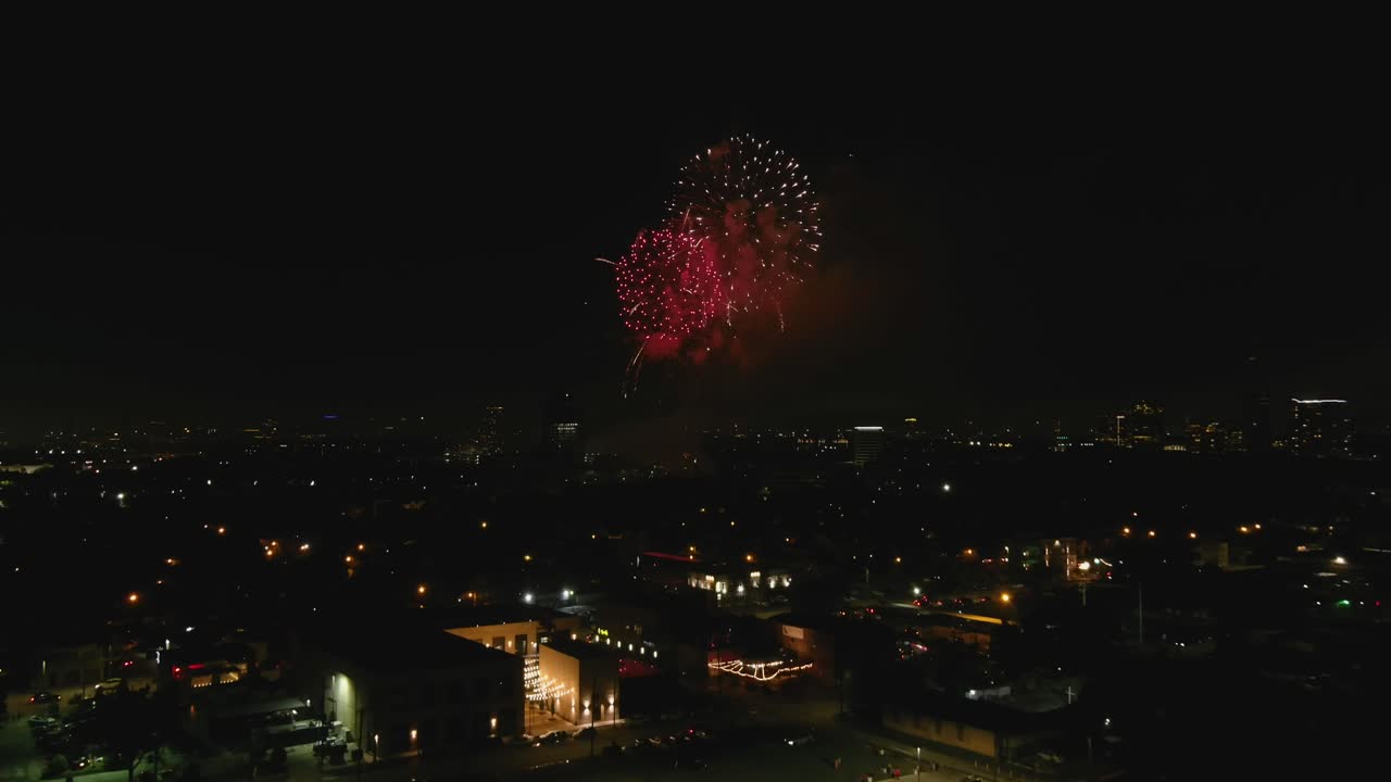 antena de fuegos artificiales del 4 de julio en houston por la noche