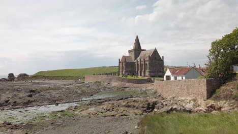Iglesia-Histórica-De-St-Monans-Encaramada-Sobre-Rocas-En-El-Firth-Of-Forth-Fife,-Escocia