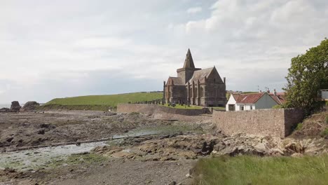 église historique de st monans perchée au-dessus des rochers sur le firth of fourth fife, ecosse