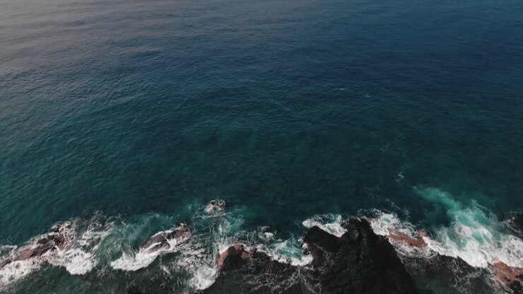 Rocce vulcaniche della Big Island nell'oceano