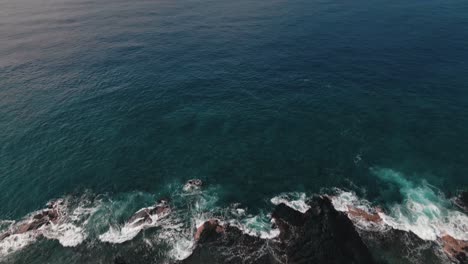 grandes rocas volcánicas de la isla en el océano