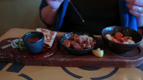 plato de tapas con patatas bravas picantes, calamares crujientes con aioli y pan plano a la parrilla servido con una salsa