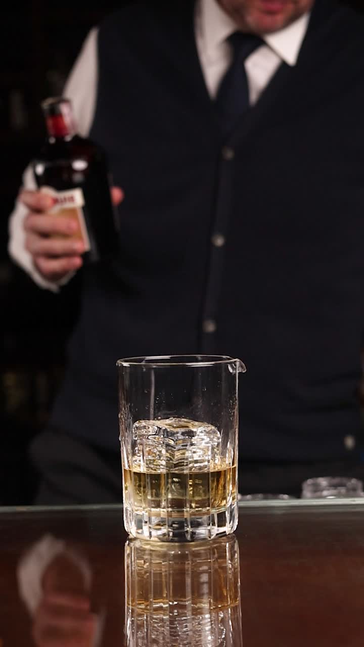 Il barista prepara un cocktail