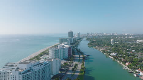 Imágenes-Aéreas-De-La-Hilera-De-Modernos-Edificios-De-Varios-Pisos-En-La-Costa-Del-Mar.-Casas-De-Apartamentos-U-Hoteles-De-Lujo.-Miami,-Estados-Unidos