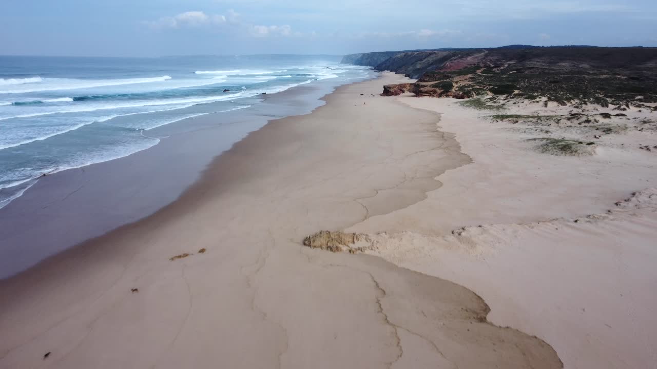 fotografía de un dron de una enorme playa en portugal, la marea está subiendo