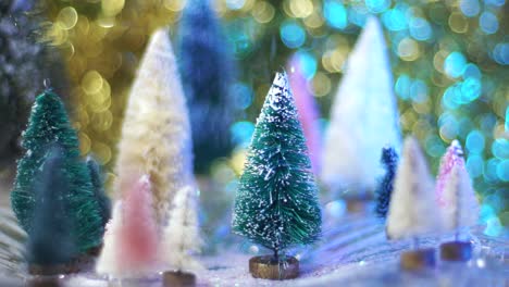 Zeitlupen-Schneeglitzer-Fällt-Auf-Retro-Flaschenbürsten-Baumwald-Mit-Blauem-Und-Goldenem-Bokeh