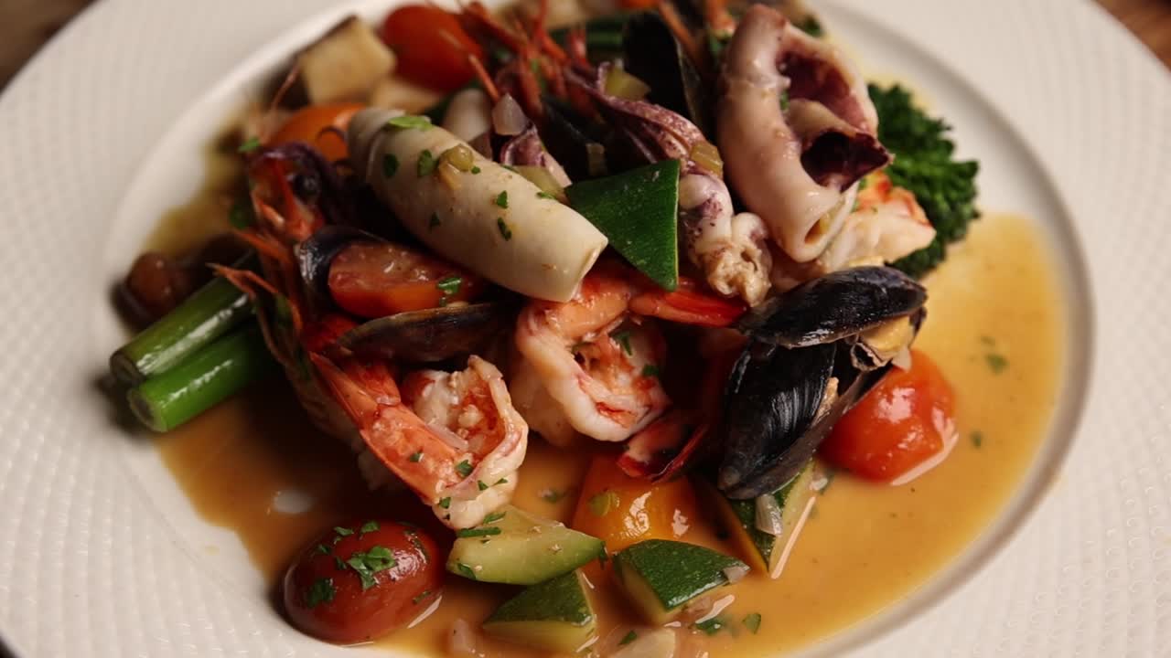 Guazzetto di mare gourmet con gamberi, cozze e verdure fresche