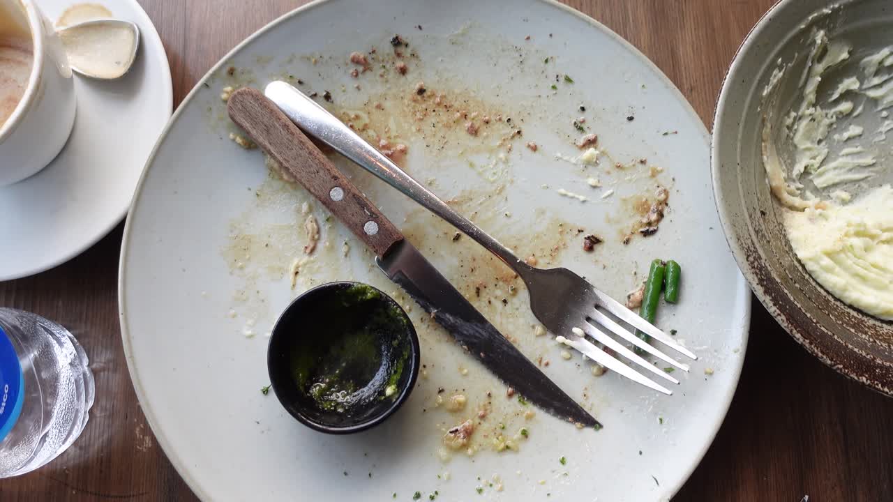 plato vacío después de comer en la mesa,