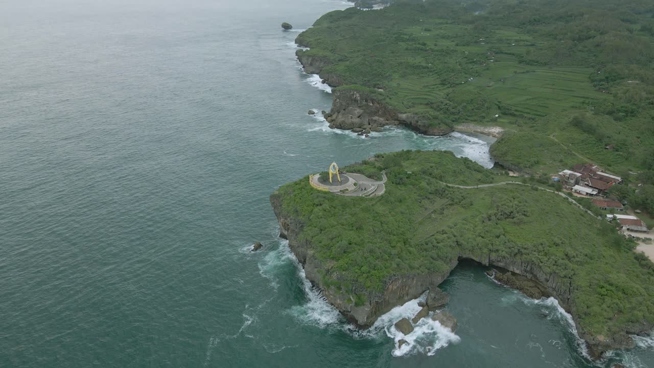 monumento de peces histórico en la costa de indonesia, vista aérea de la órbita del dron