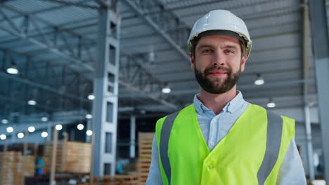 Porträt-Eines-Lagerhausspezialisten,-Der-Mit-Der-Kamera-Lächelt-Und-Die-Arbeit-Genießt-Und-Ein-Tablet-In-Der-Hand-Hält