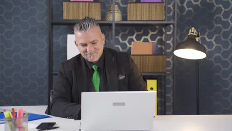 un hombre de negocios alegre que trabaja bailando.